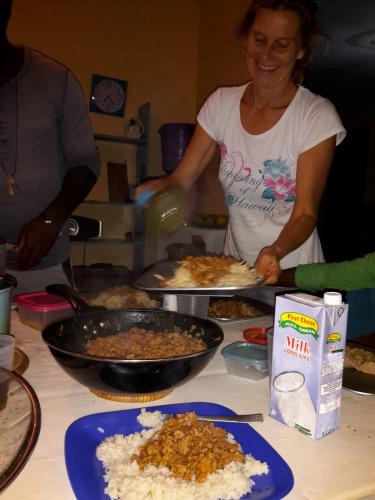 Der Abend mit Kochen und gemeinsam Essen im Haupthaus der Farm. Zum Essen bin ich hier mit dabei, mein Zimmer ist in einem kleinen Nebenhäuschen. Jetzt an der Kelle: Karin.