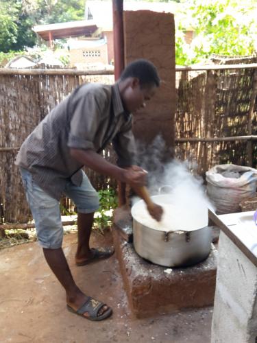 Täglich den Maisbrei Nsima zu kochen ist echt harte Arbeit. Es sollte eben nichts anbrennen - sollte ....