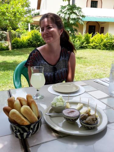 Heute ist ja Sonntag... Da gönnt man sich auch mal etwas  ...außerdem hat Karin Besucher bekommen... und somit waren wir "highstandard" essen. Für mich gab es sogar glutenfreie Spaghetti  und das Eis war u.a. Avocadoeis sehr lecker.... Auf dem Tisch die Vorspeise.